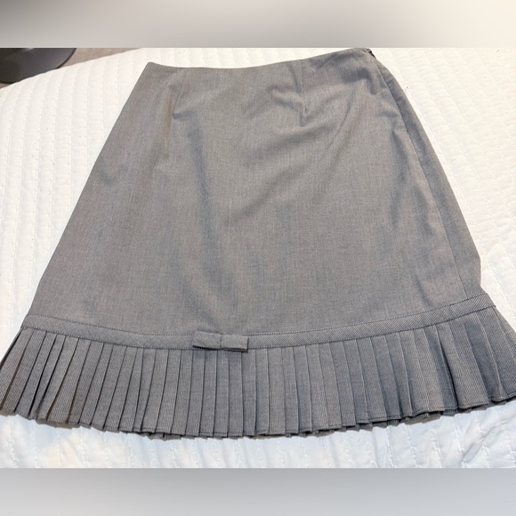 Larry Levine Dresses & Skirts - Larry Levine Gray Pleated Skirt Size 10 NWT